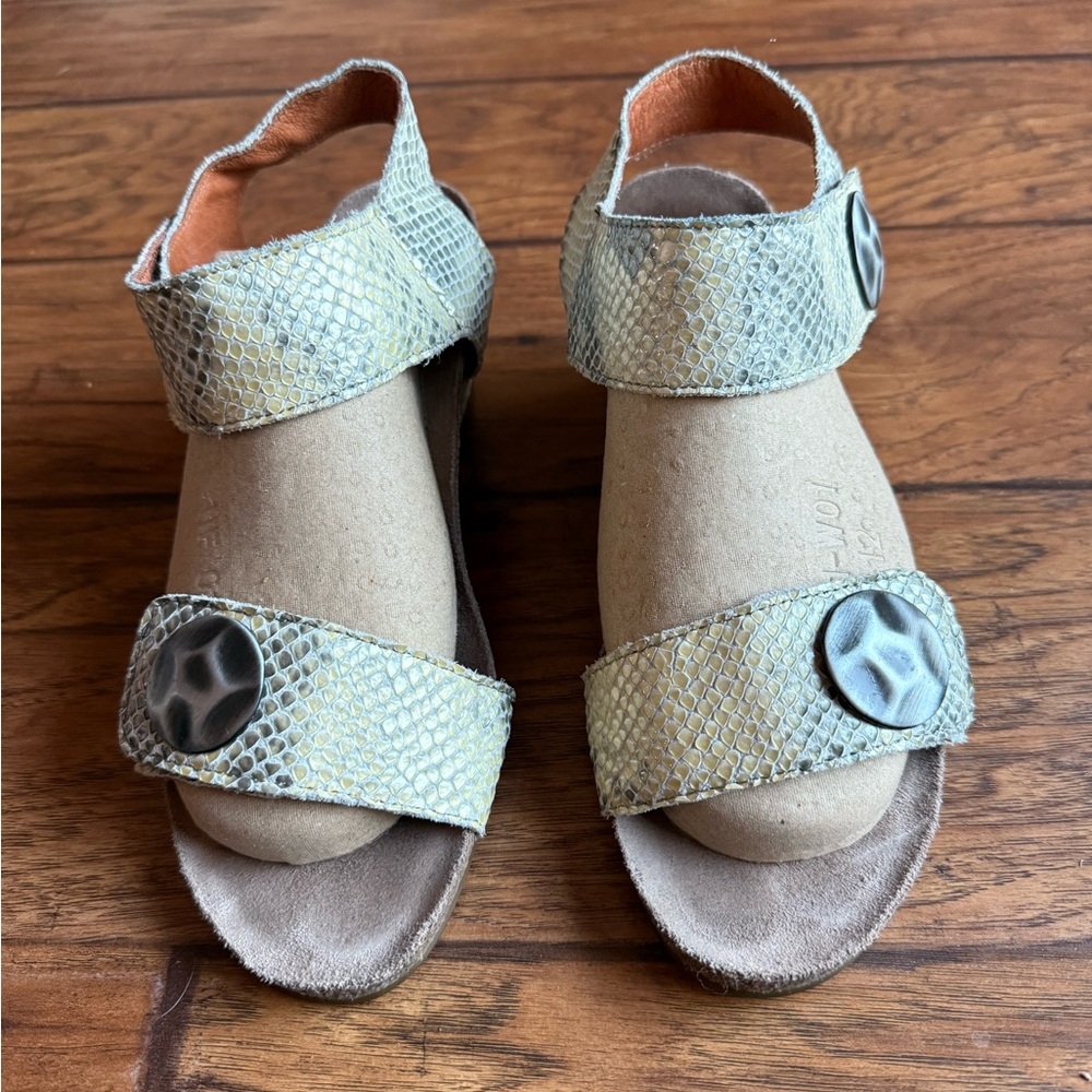 Taos Women Sandal Size EU40/9/9.5 US grey metallic leather sandal. Exc.cond.